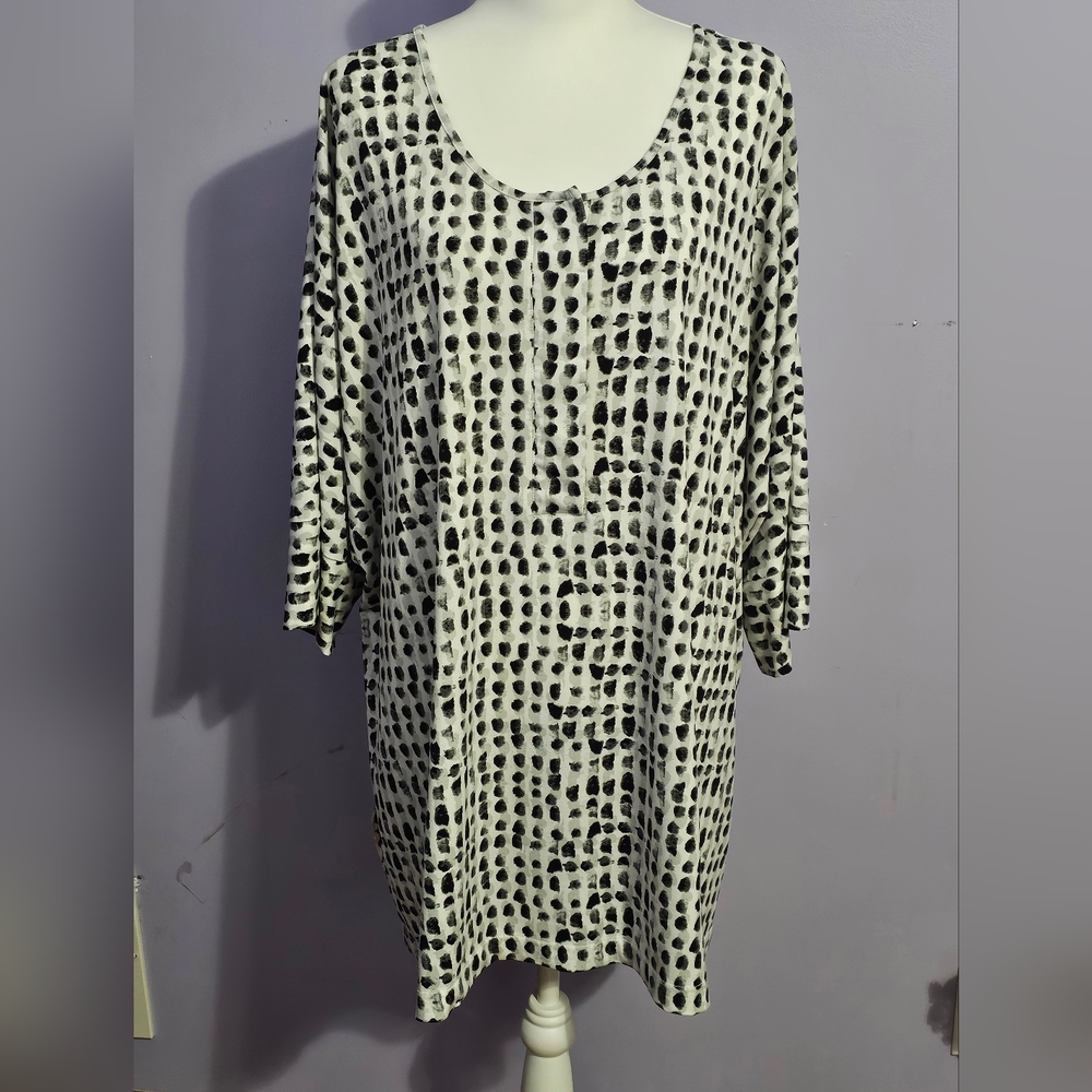 Woman Within 3X Black & White Tunic Blouse, with‎ buttons made of polyester.